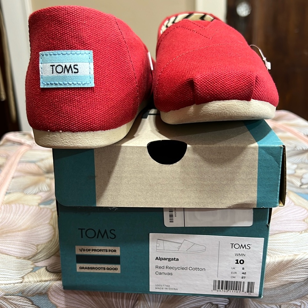 Never worn made in the USA ~ Toms red recycled cotton canvas style Alpargata.